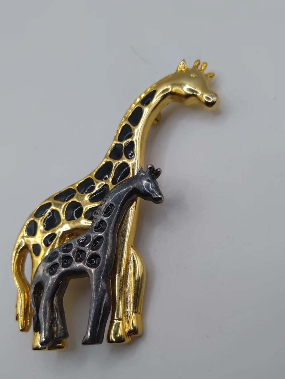 Tonya Creations Momma and Baby Giraffe Brooch